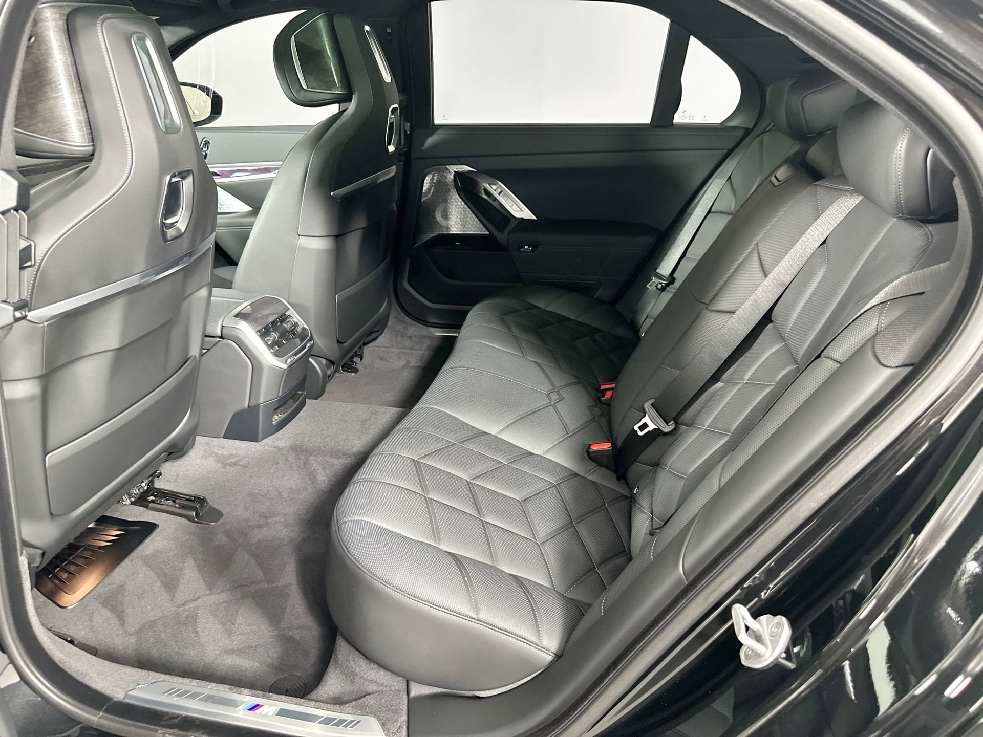 New 2026 BMW 750e xDrive w/ Executive Package image 23