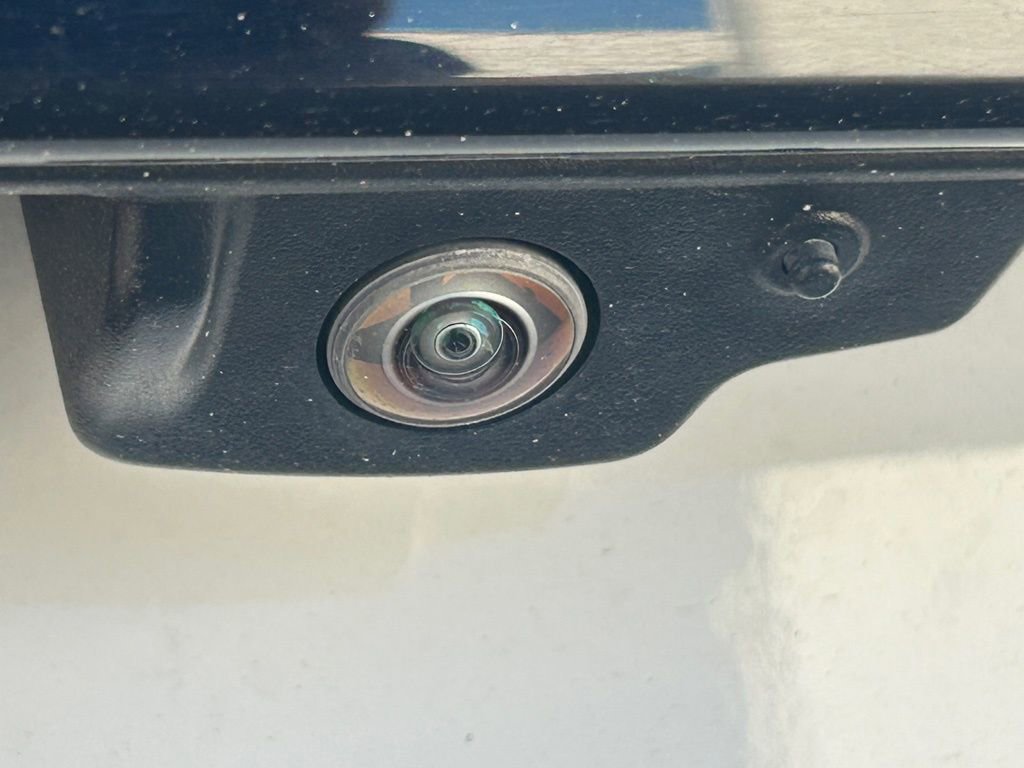 Used 2025 Land Rover Range Rover Velar Dynamic SE image 21