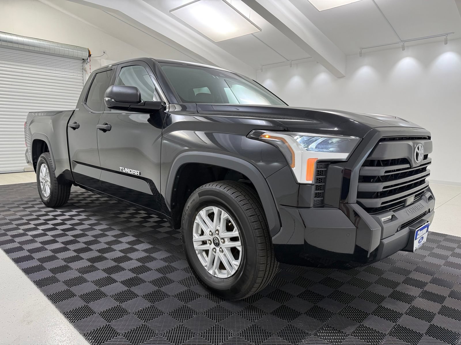 Used 2023 Toyota Tundra SR5 w/ SR5 Convenience Package AWD/4WD image 1