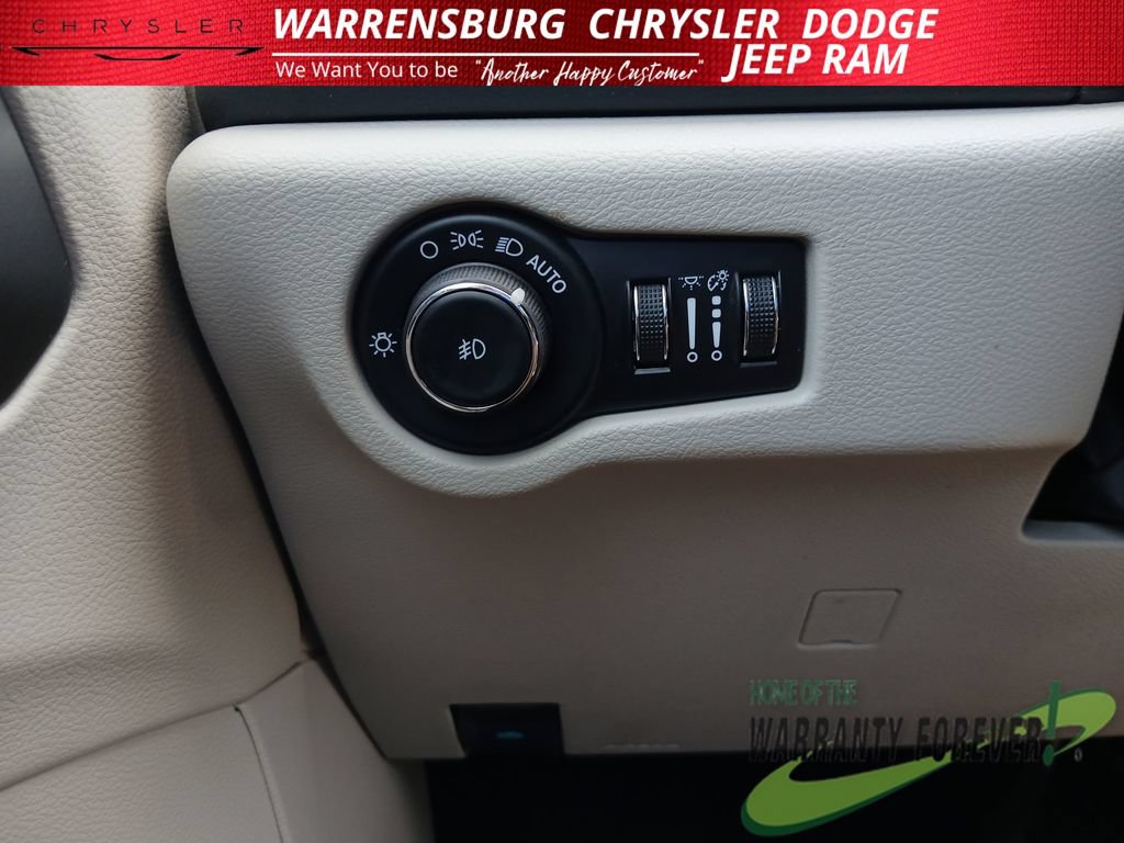 Used 2024 Chrysler Pacifica Touring-L FWD image 32