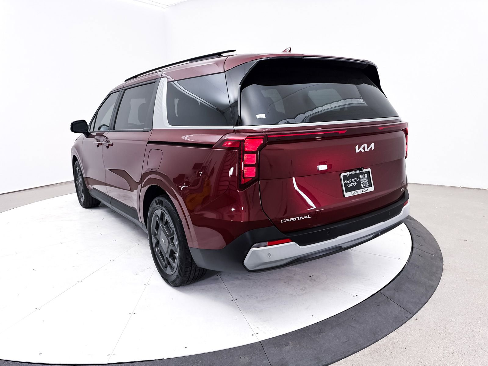 Certified 2025 Kia Carnival EX image 17