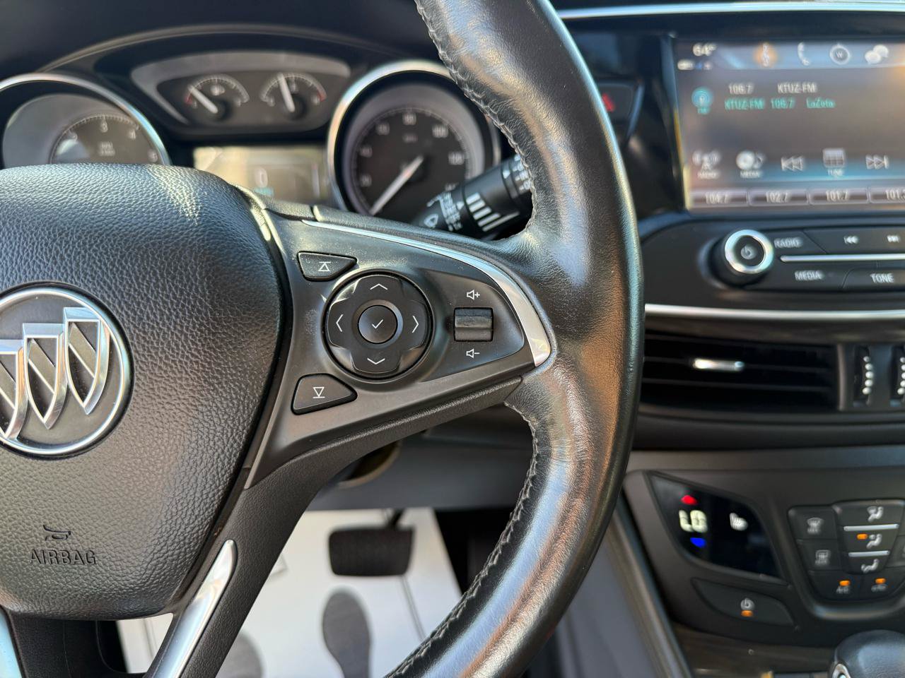 Used 2019 Buick Envision Essence FWD image 21