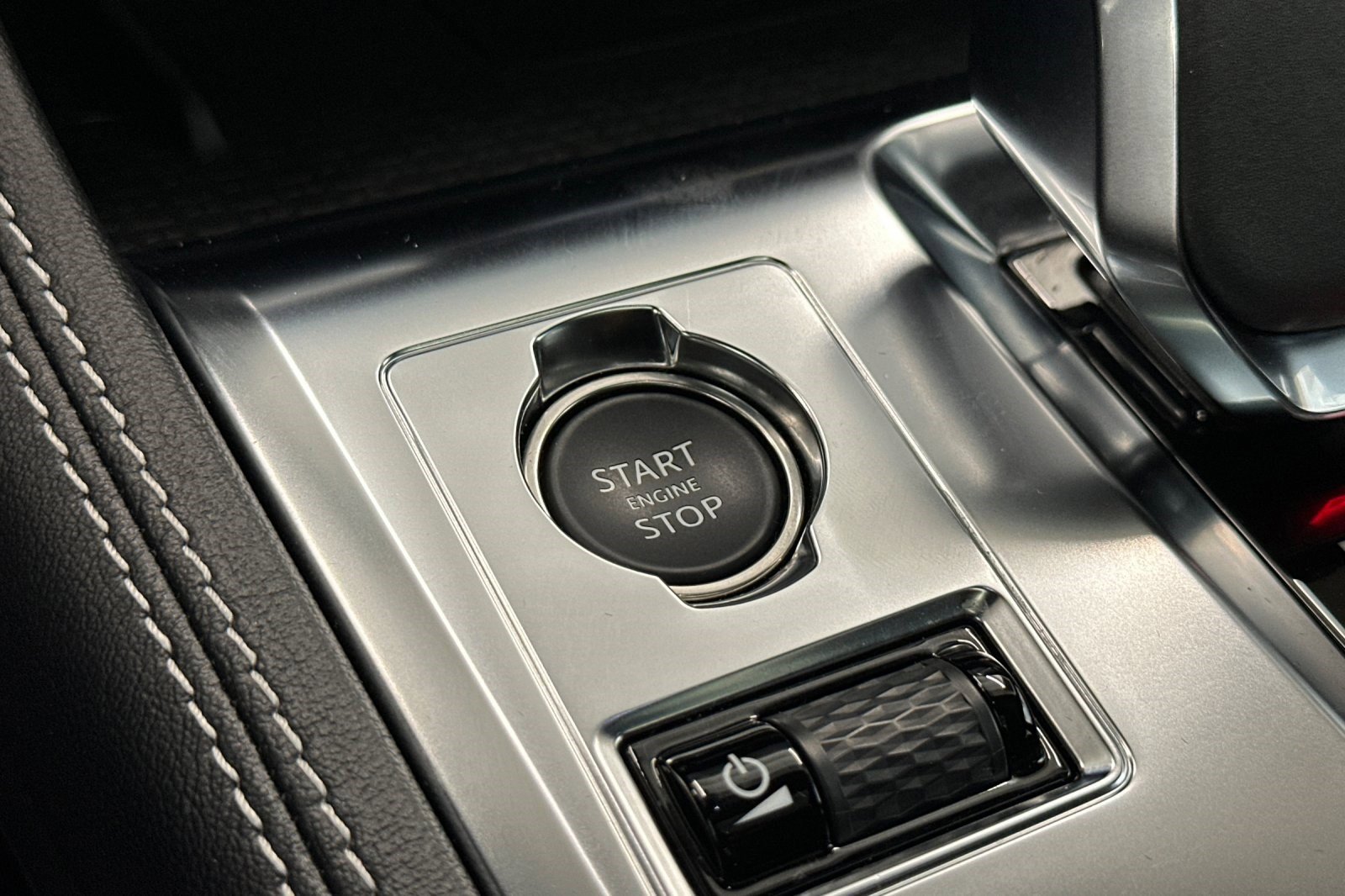 Used 2025 Jaguar F-PACE R-Dynamic S image 34