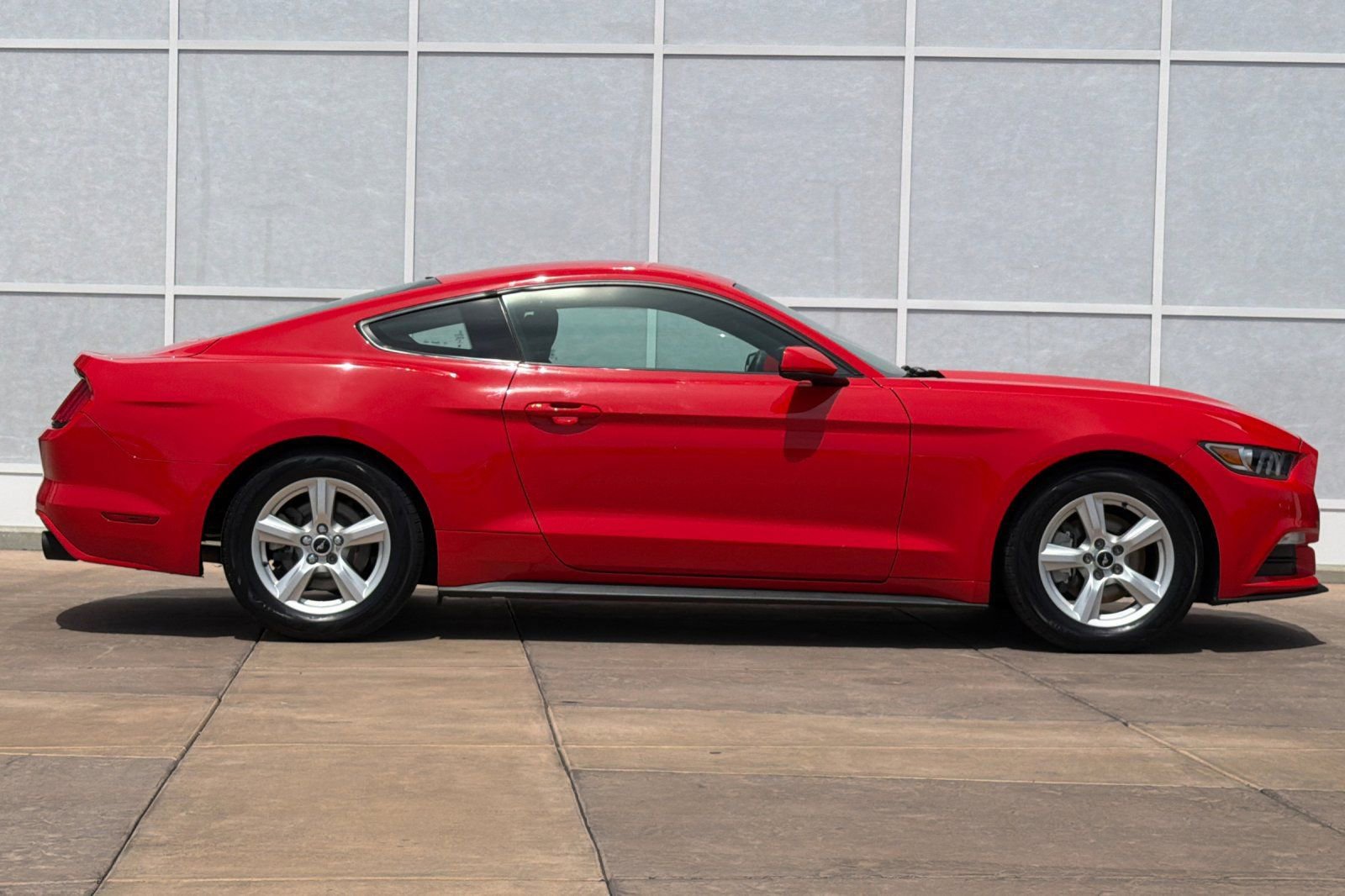 Used 2017 Ford Mustang Coupe RWD image 3
