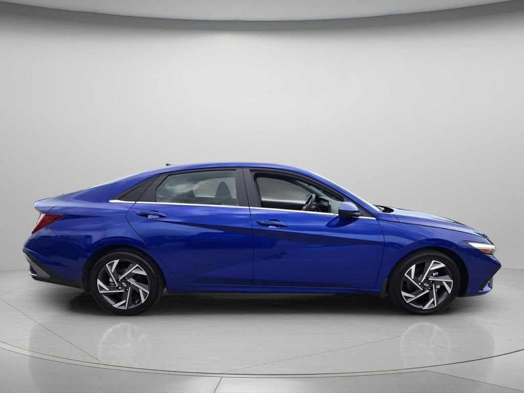 Certified 2025 Hyundai Elantra SEL w/ Cargo Package FWD image 4