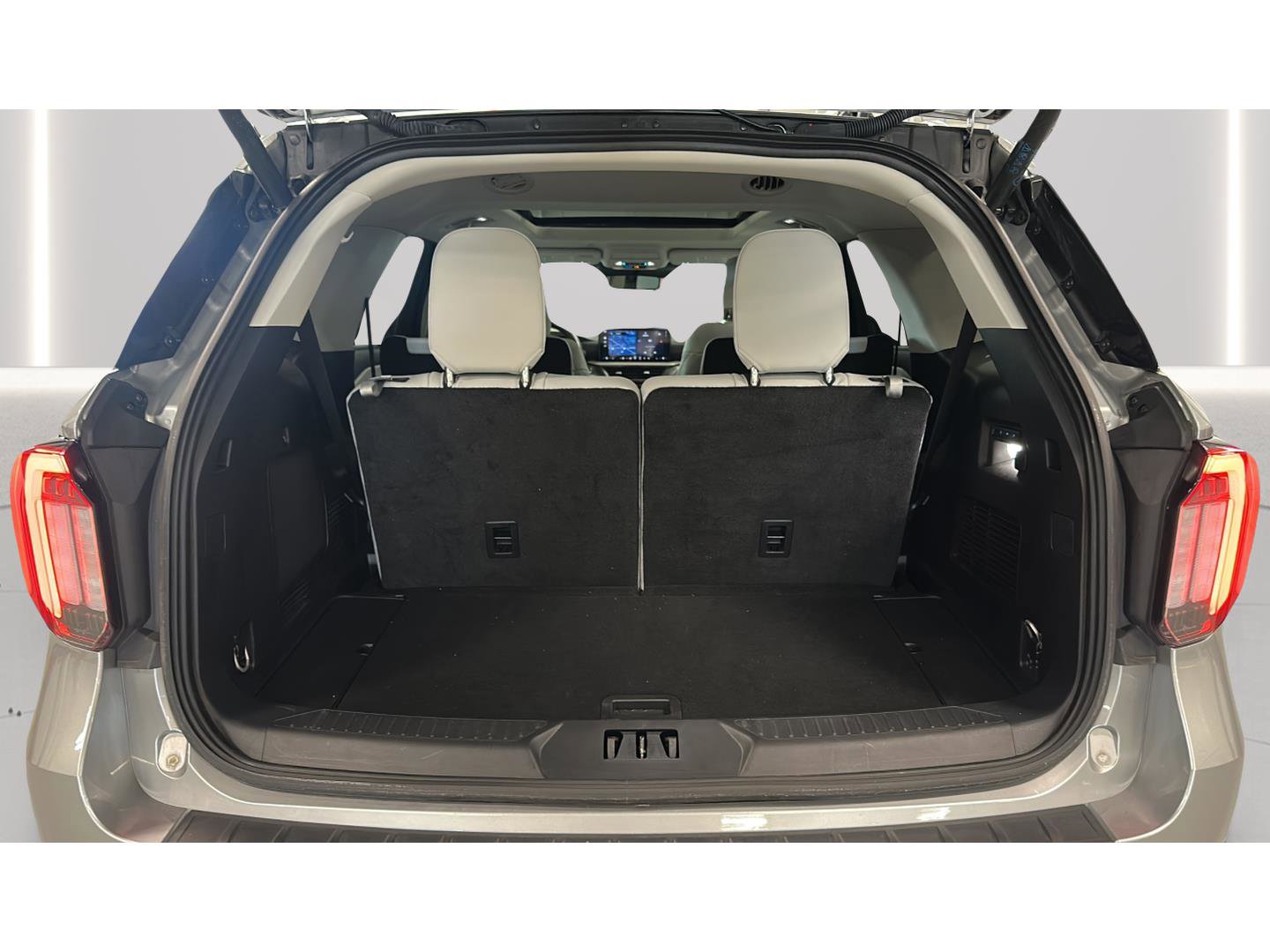 Used 2025 Ford Explorer Platinum w/ Ultimate Package image 9