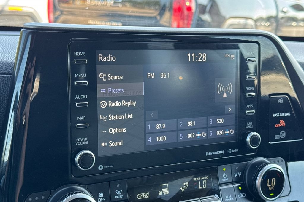 Used 2021 Toyota Highlander XLE AWD/4WD image 22