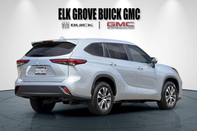 Used 2023 Toyota Highlander XLE FWD image 4