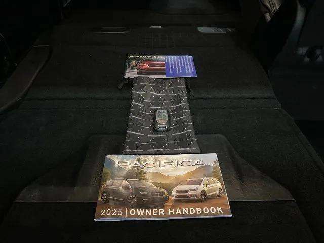 Used 2025 Chrysler Pacifica Select FWD image 85