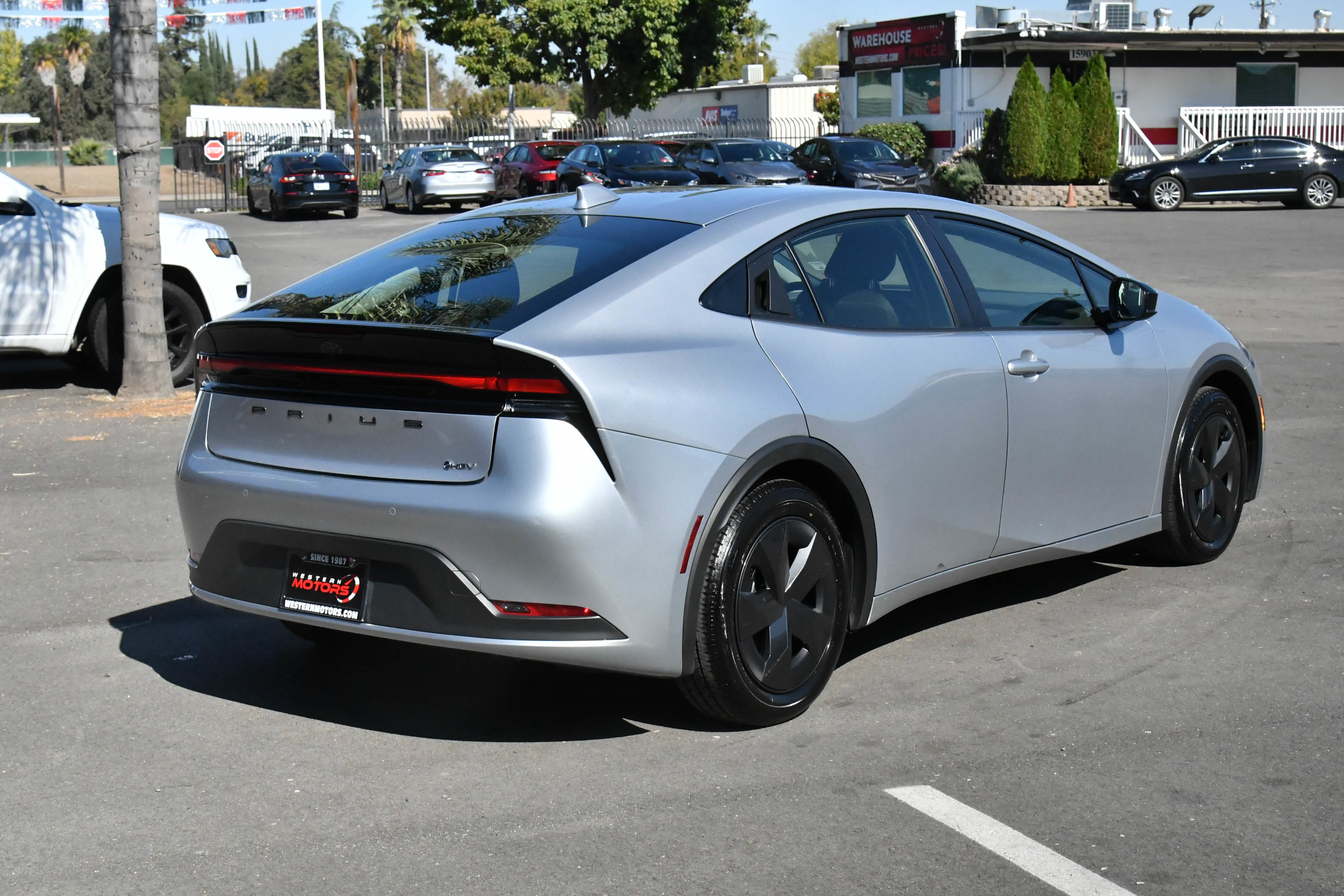 Used 2025 Toyota Prius LE image 8