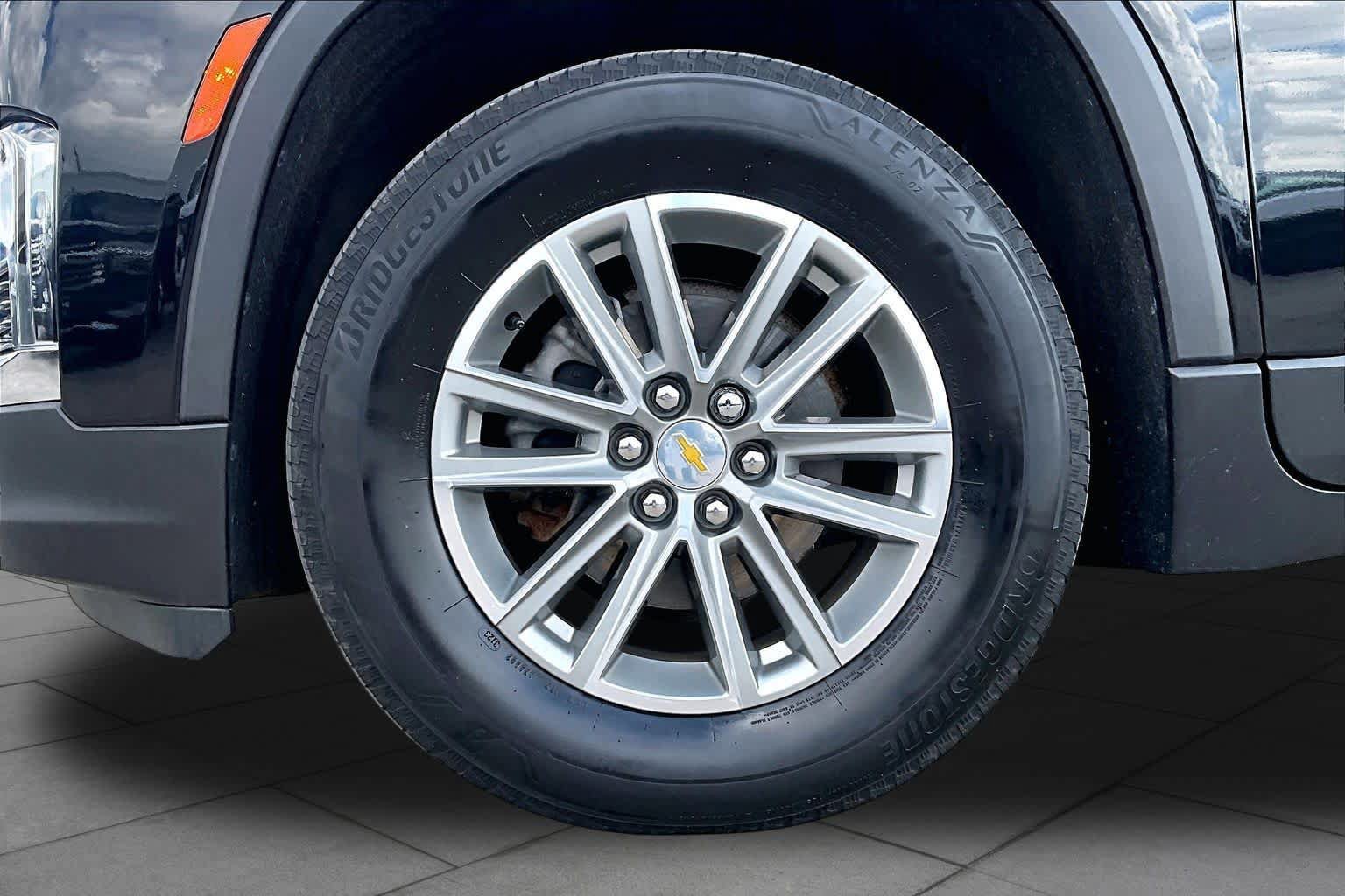 Used 2023 Chevrolet Traverse LT FWD image 11