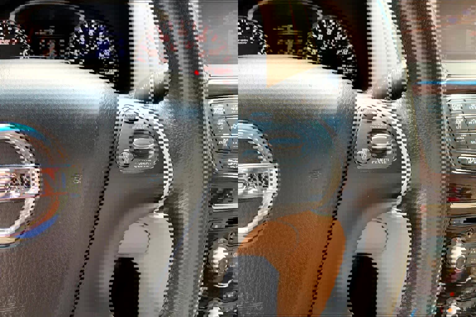 Used 2016 Nissan Pathfinder Platinum w/ Cargo Package image 24