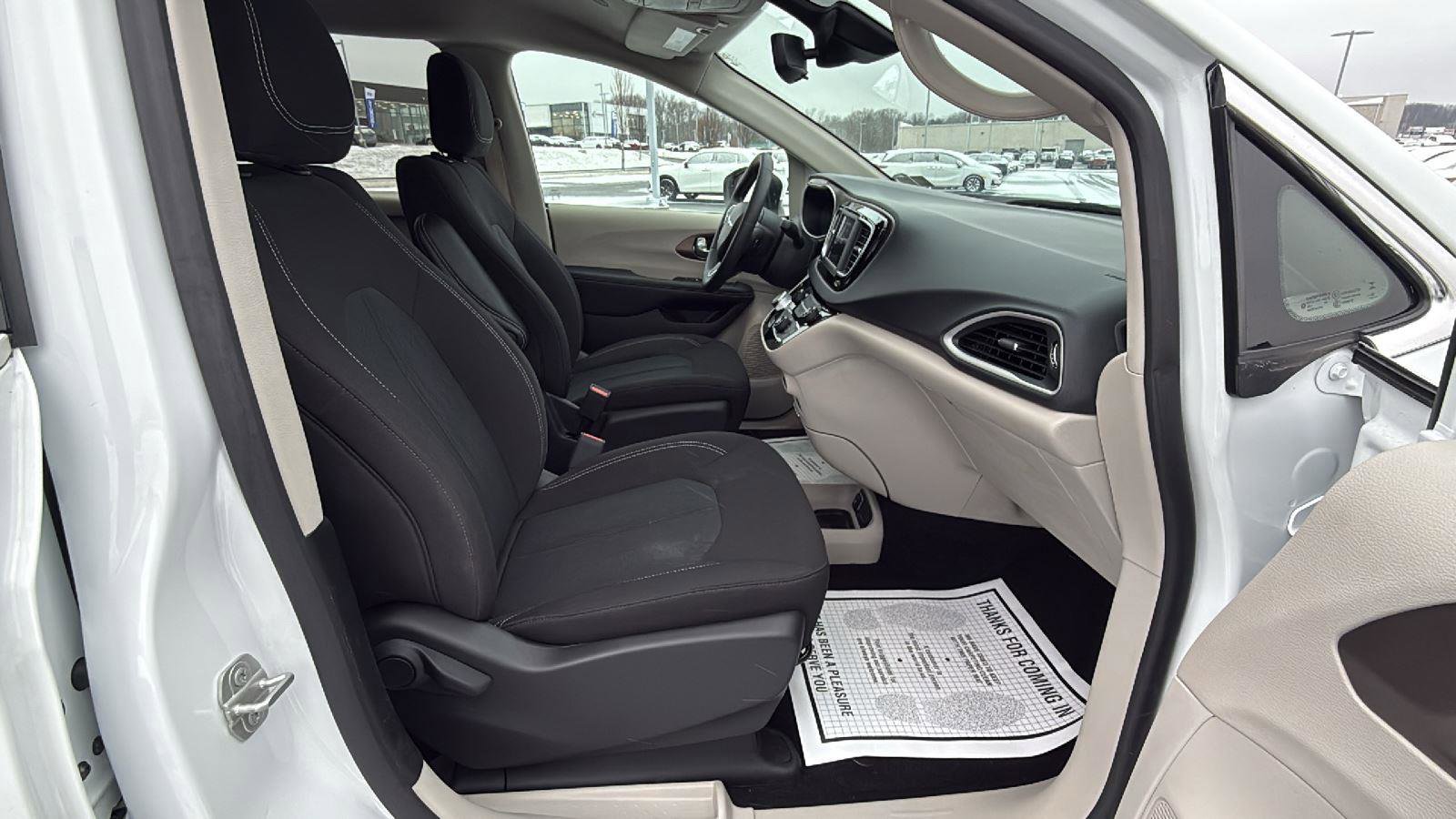 Used 2023 Chrysler Voyager LX image 18