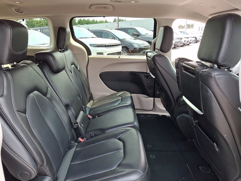 Used 2023 Chrysler Pacifica Touring-L w/ Uconnect Theater Family Group FWD image 14