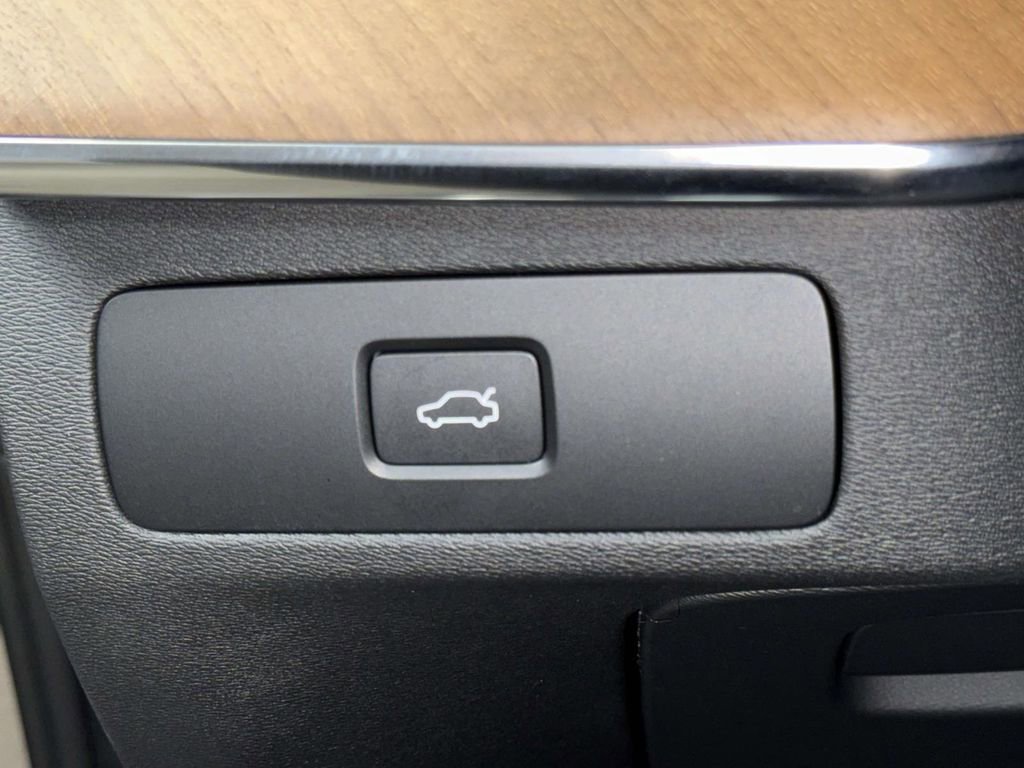 Certified 2025 Volvo XC90 B6 Plus image 27