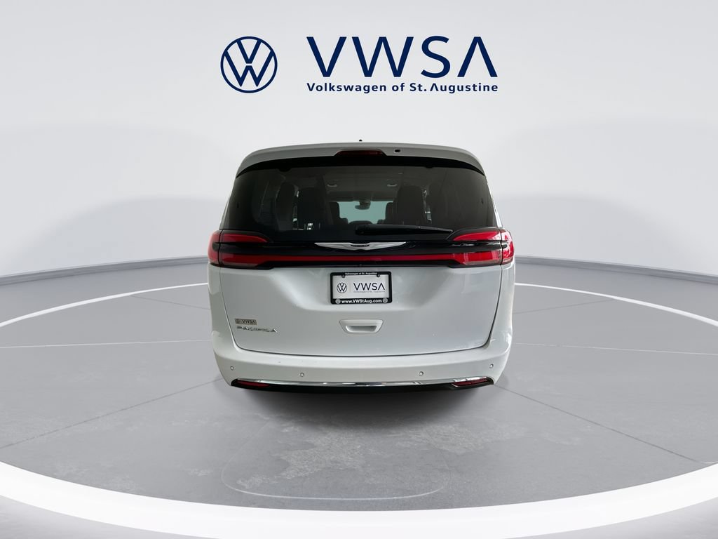 Used 2023 Chrysler Pacifica Touring-L FWD image 6