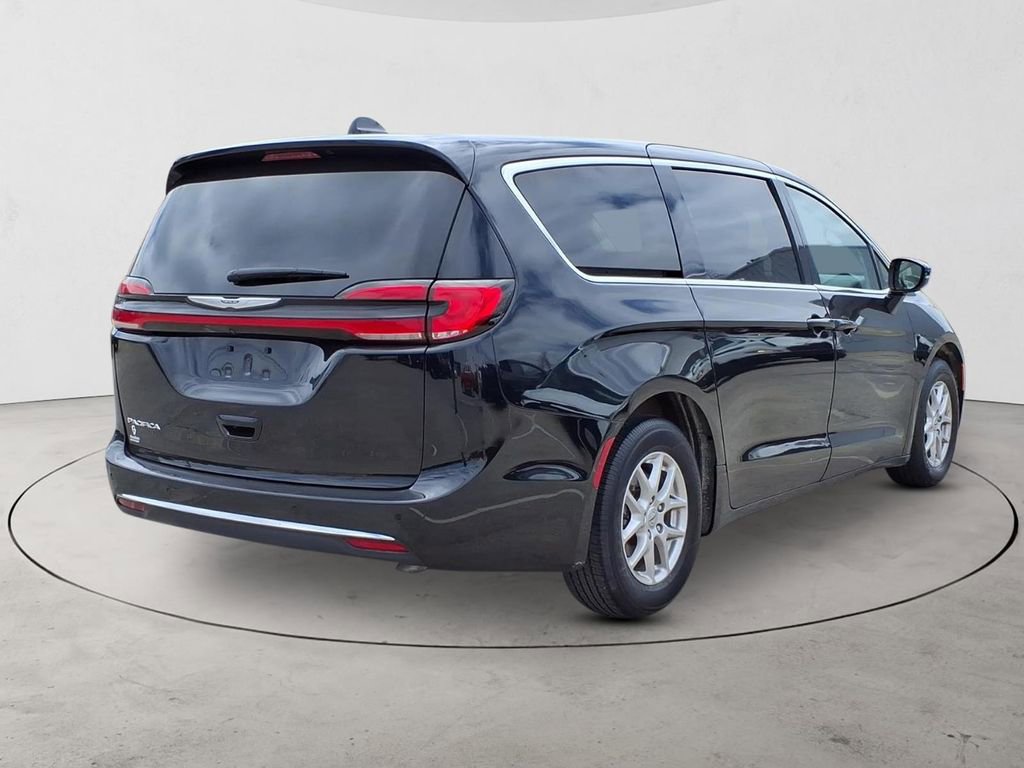 Used 2024 Chrysler Pacifica Touring-L FWD image 5