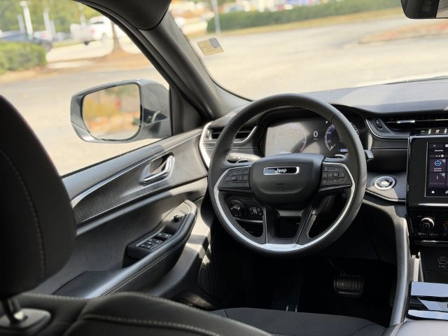Used 2025 Jeep Grand Cherokee Laredo AWD/4WD image 27