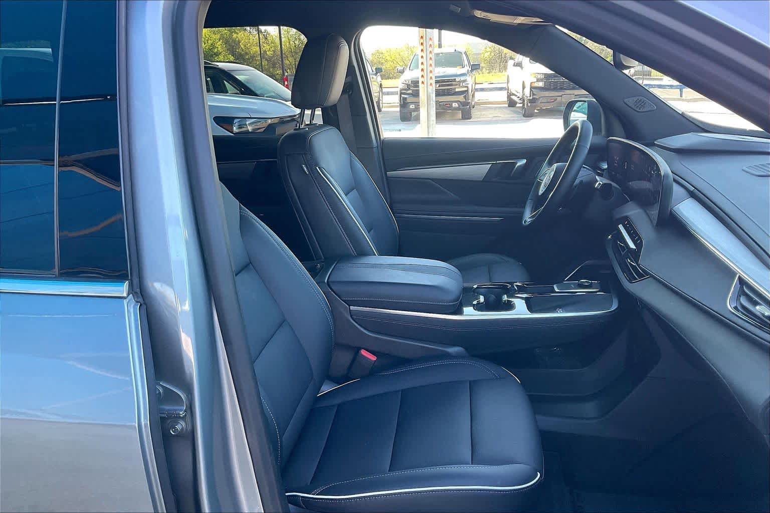 Used 2025 Buick Enclave Preferred image 8