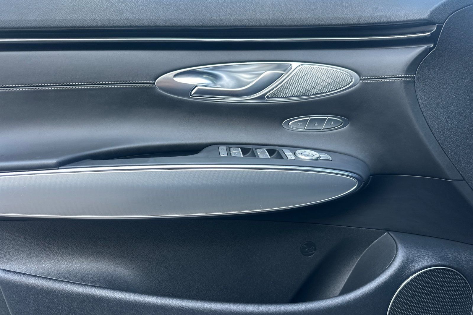 Used 2023 Genesis GV70 2.5T w/ Select Package image 12