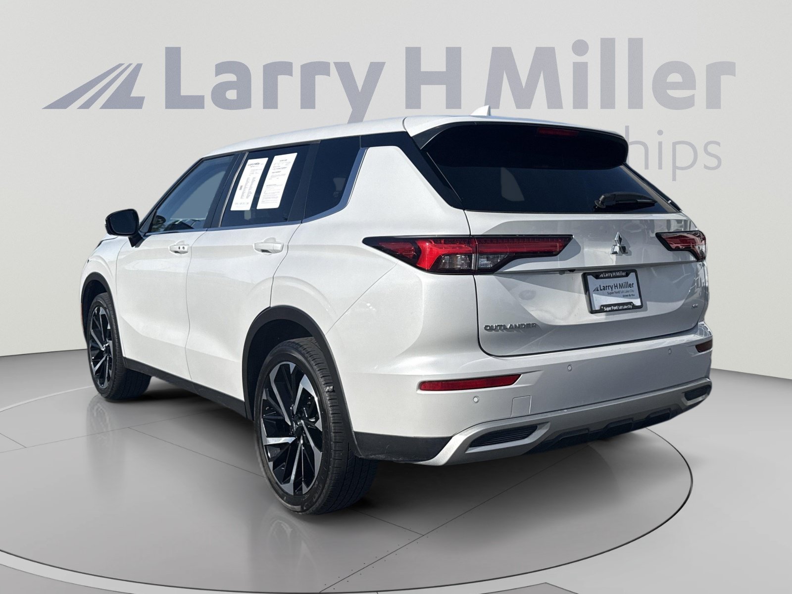 Used 2022 Mitsubishi Outlander SE AWD/4WD image 3