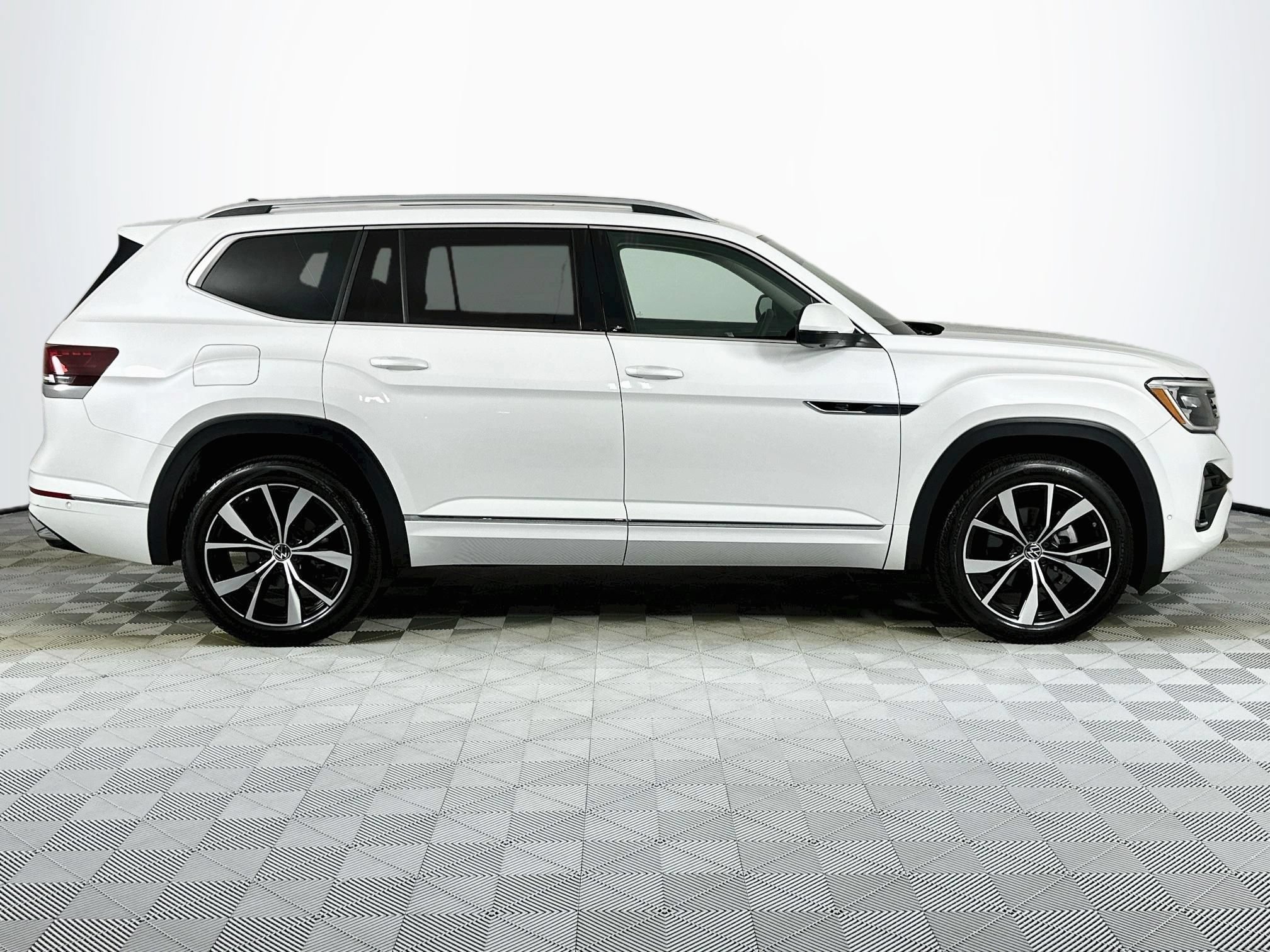 Used 2024 Volkswagen Atlas SEL Premium R-Line AWD/4WD image 4