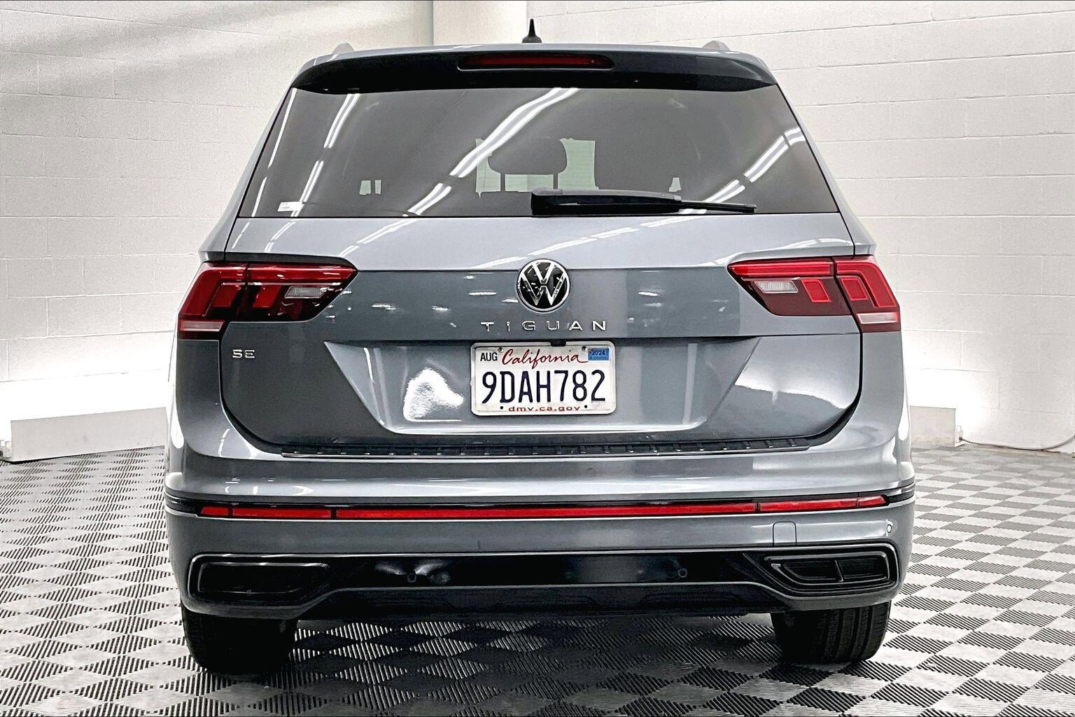Used 2022 Volkswagen Tiguan SE R-Line FWD image 3