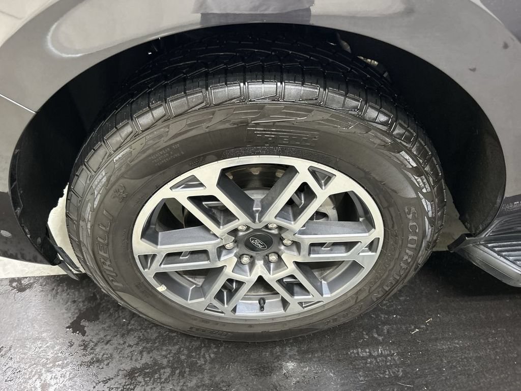 Used 2025 Ford Expedition Active AWD/4WD image 8