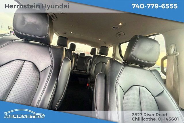 Used 2023 Chrysler Pacifica Touring-L image 27
