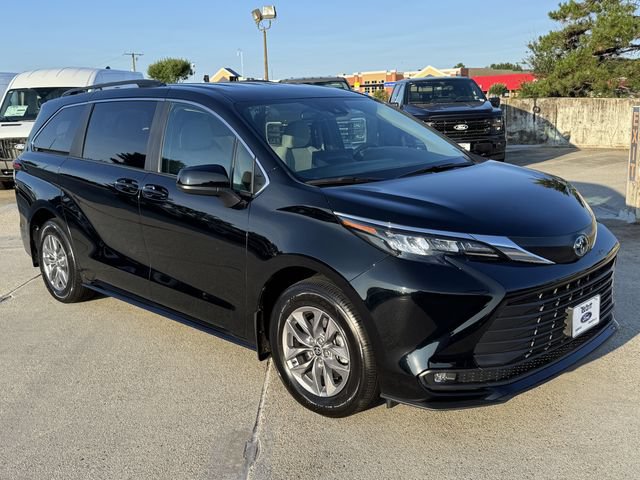 Used 2025 Toyota Sienna LE AWD/4WD image 6
