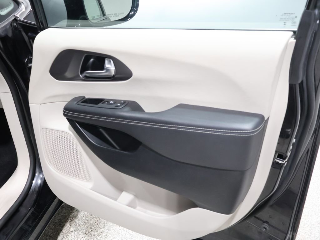 Certified 2024 Chrysler Pacifica Touring-L image 26