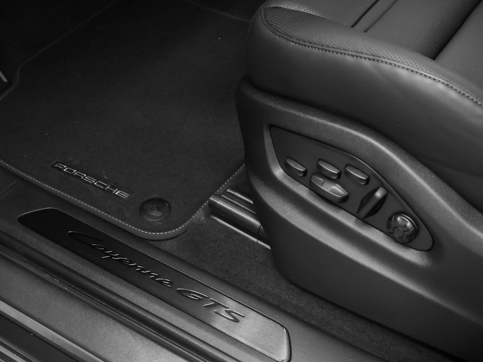New 2026 Porsche Cayenne GTS AWD/4WD image 34