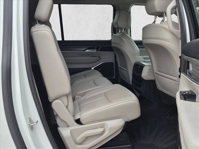 Used 2024 Jeep Wagoneer L Series II RWD image 20