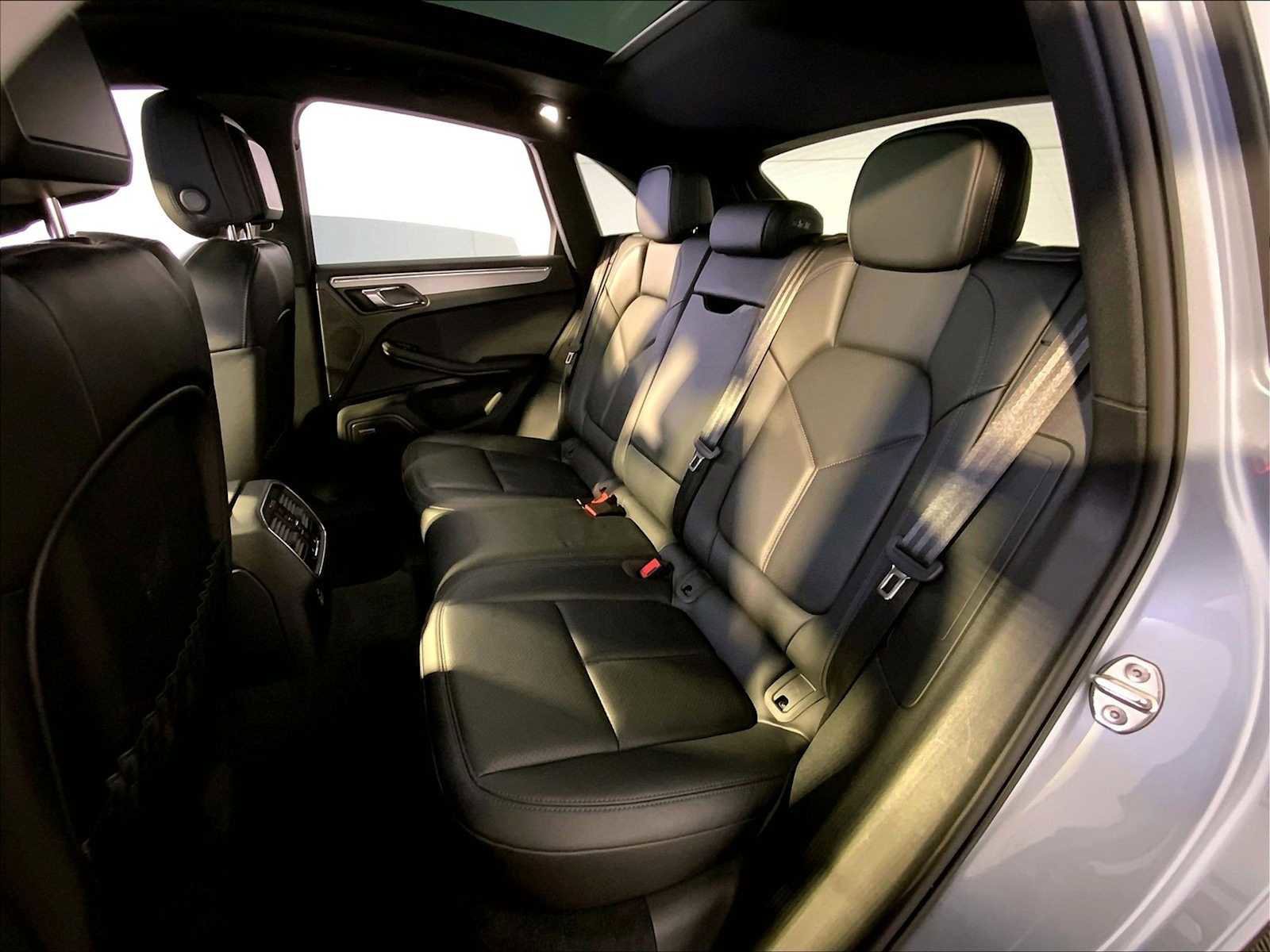 Certified 2025 Porsche Macan image 24