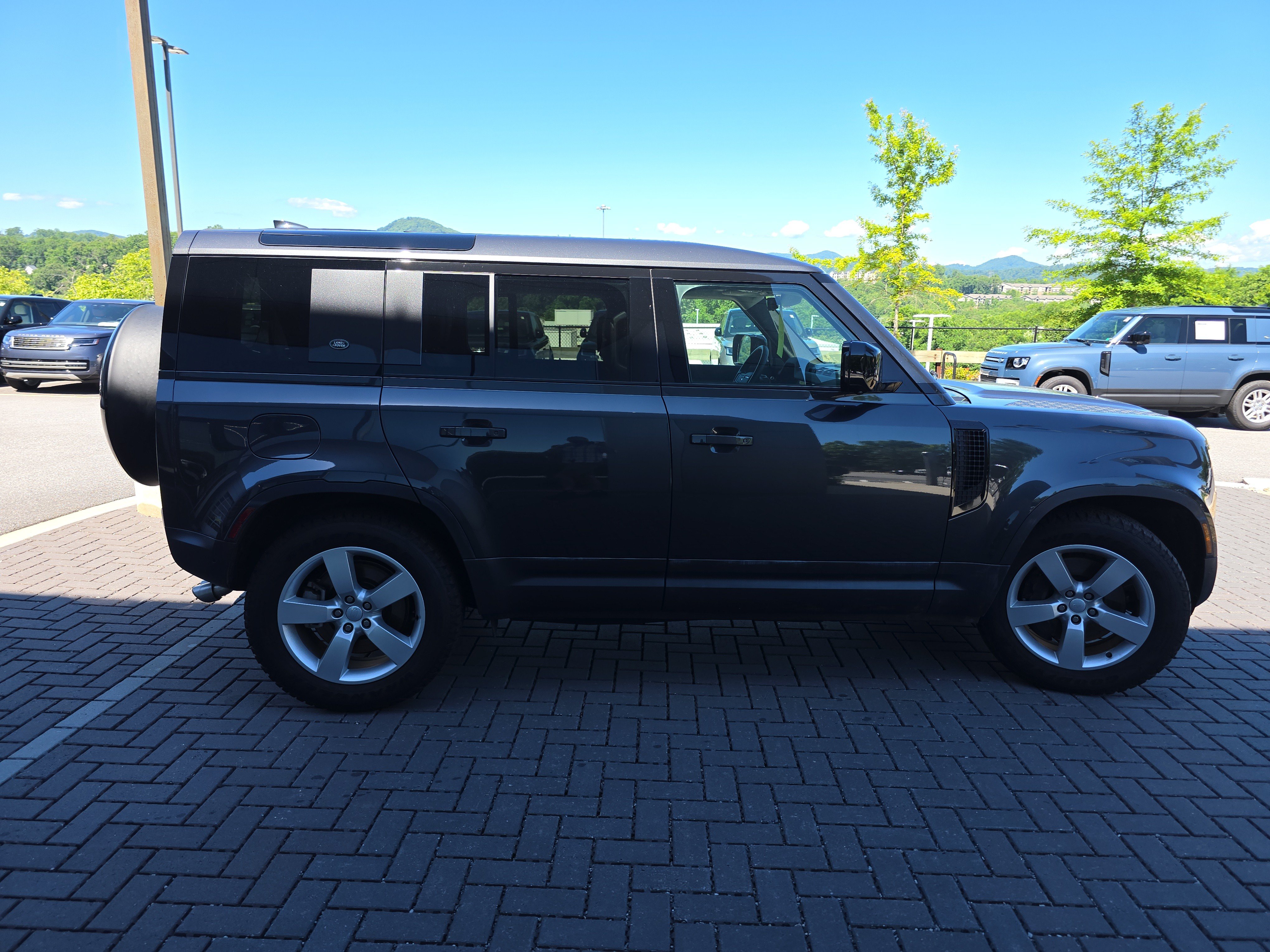 Certified 2024 Land Rover Defender 110 SE AWD/4WD image 4
