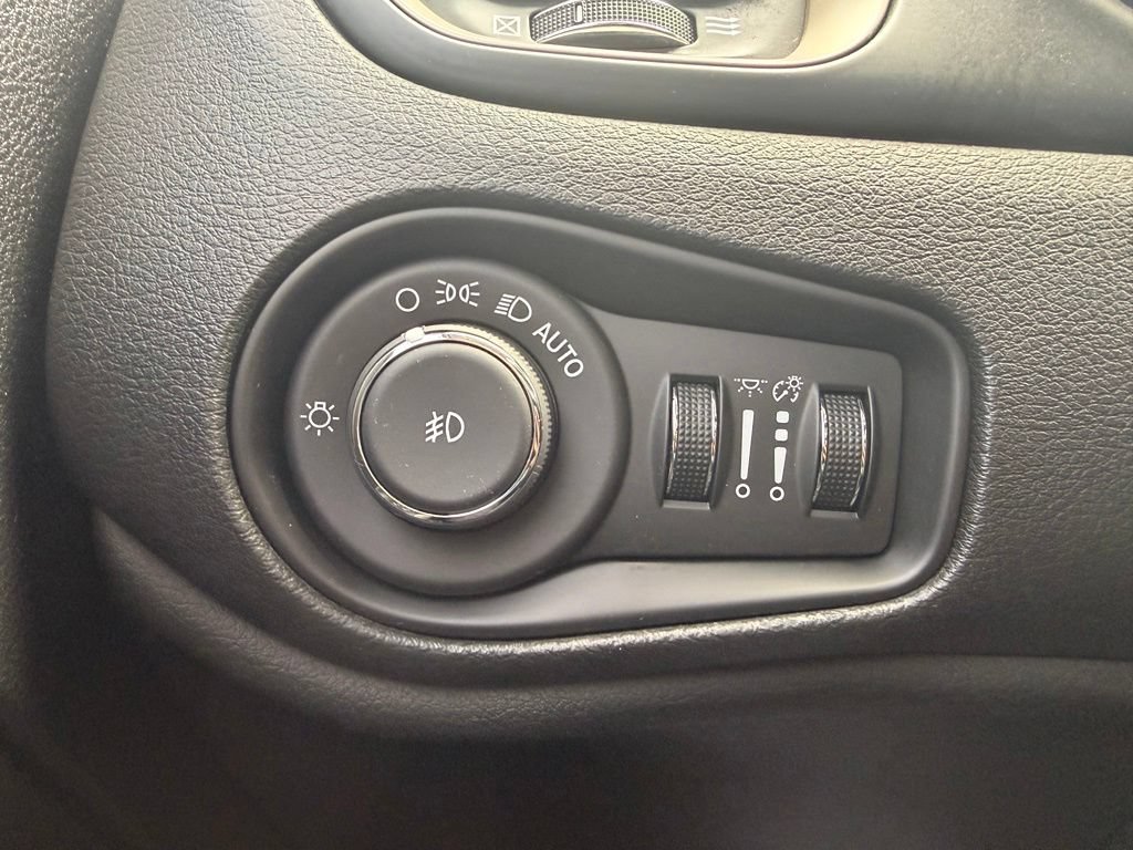 Used 2015 Jeep Renegade Limited w/ Safety & Security Group I FWD image 27