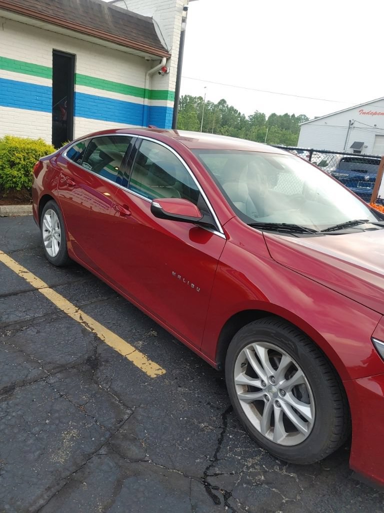 Used 2017 Chevrolet Malibu LT w/ Leather Package FWD image 2