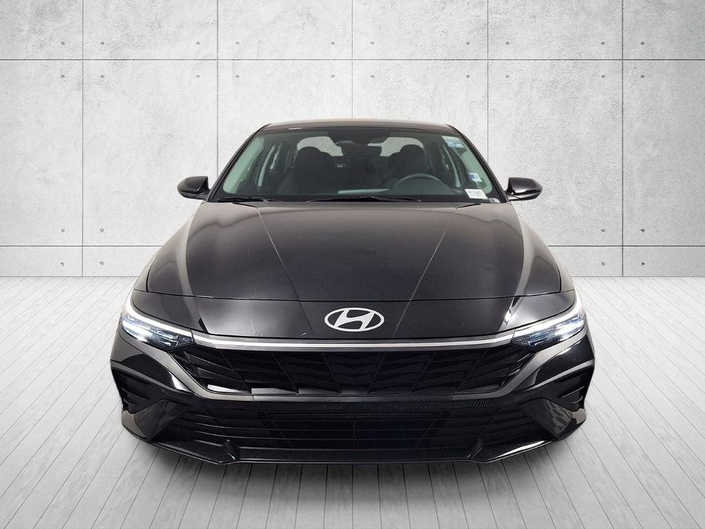 Used 2026 Hyundai Elantra SE FWD image 2