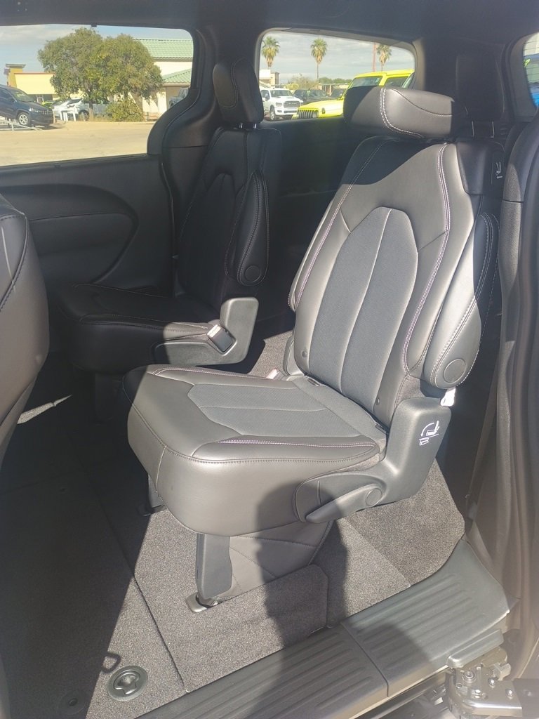 New 2025 Chrysler Pacifica Select image 20