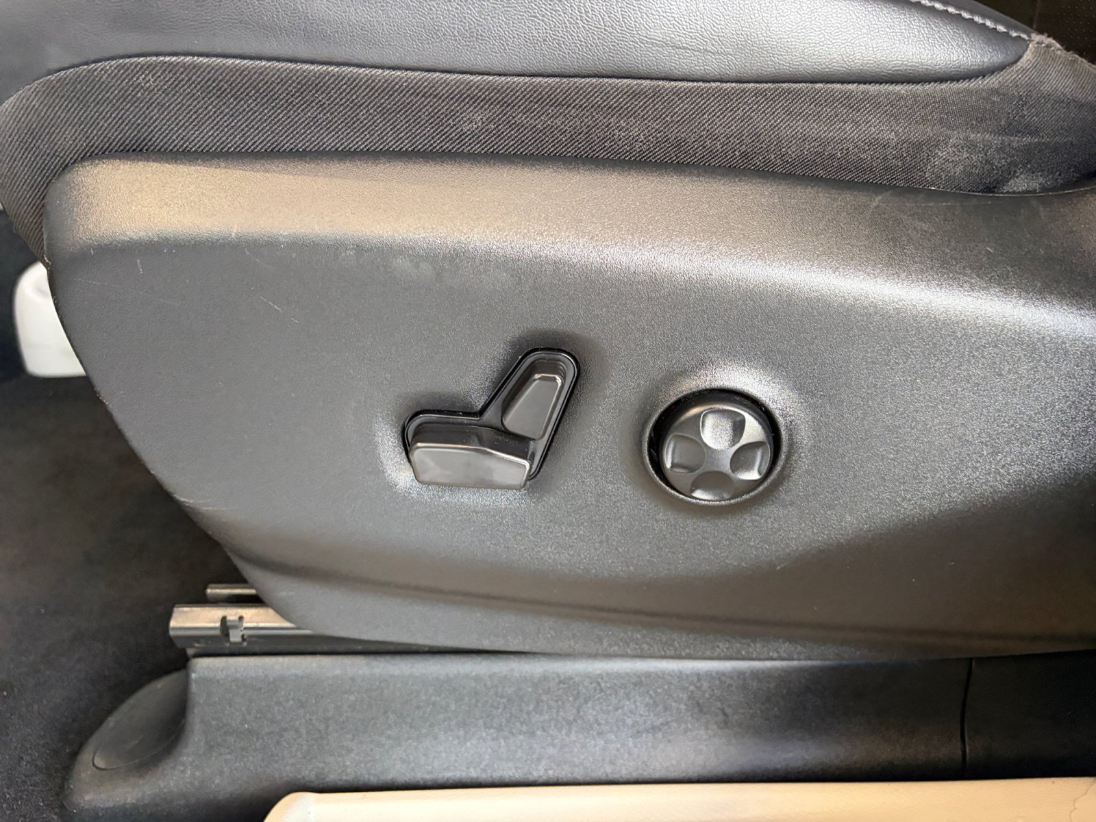 Used 2024 Chrysler Pacifica Limited FWD image 14