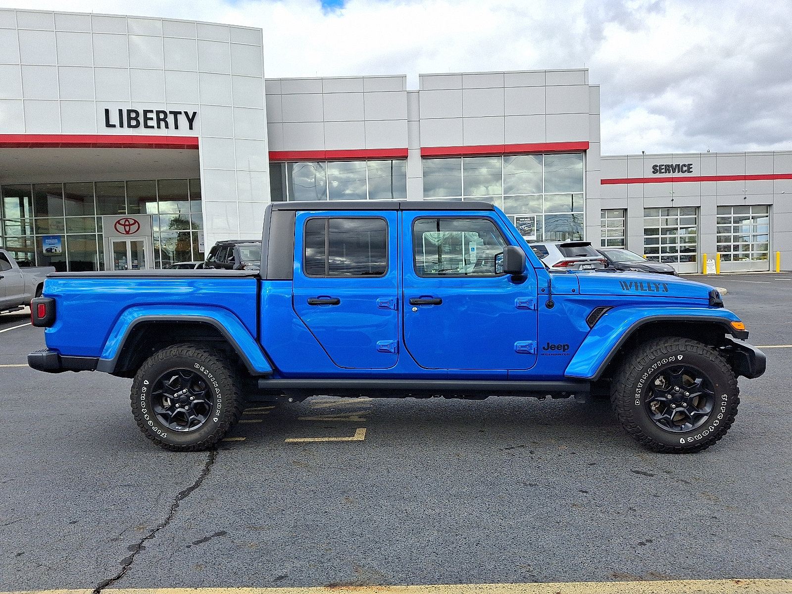 Used 2023 Jeep Gladiator Willys image 7
