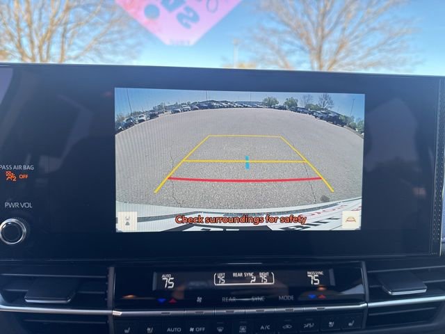 Used 2025 Toyota Sienna Limited image 32