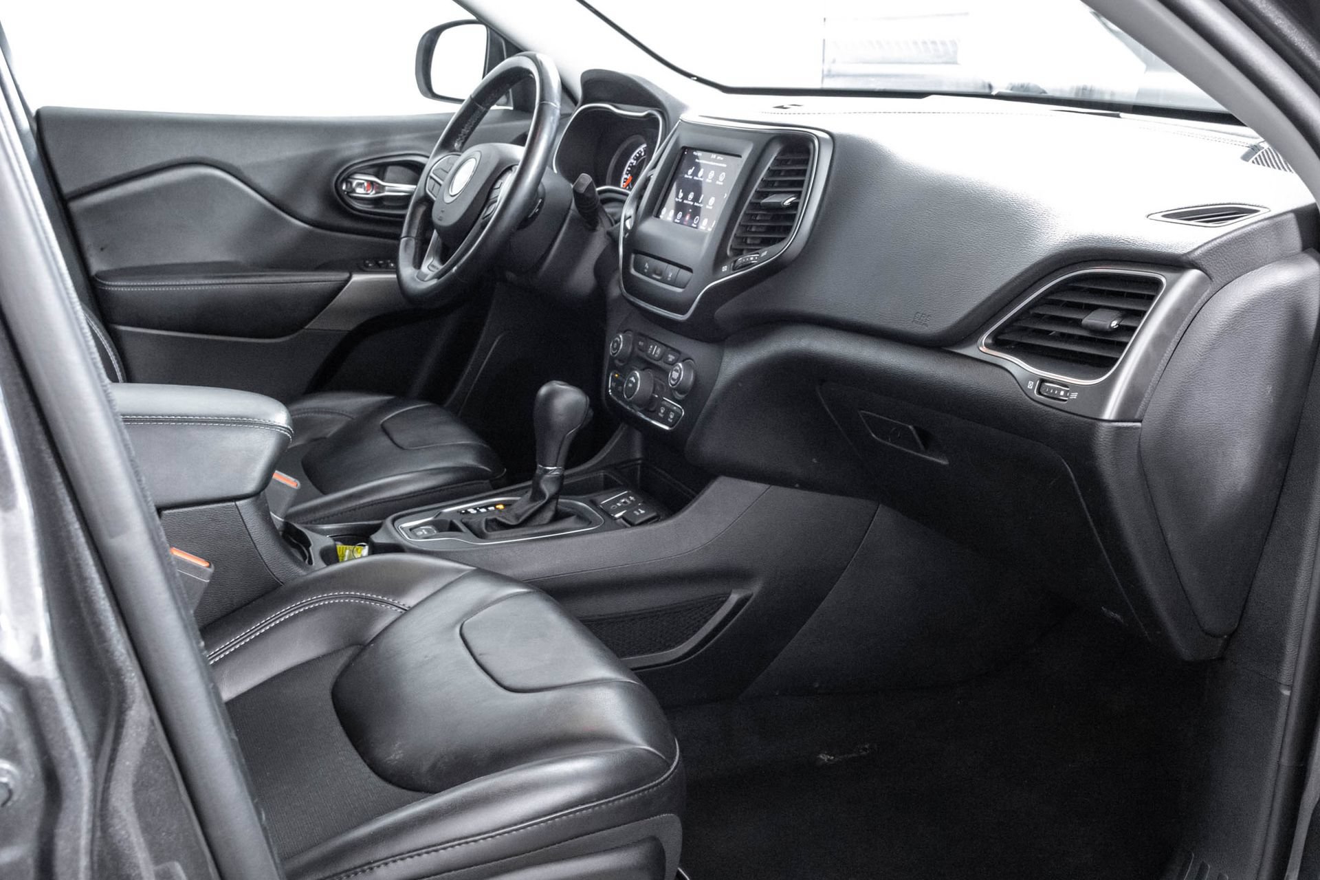 Used 2021 Jeep Cherokee Latitude Plus FWD image 39