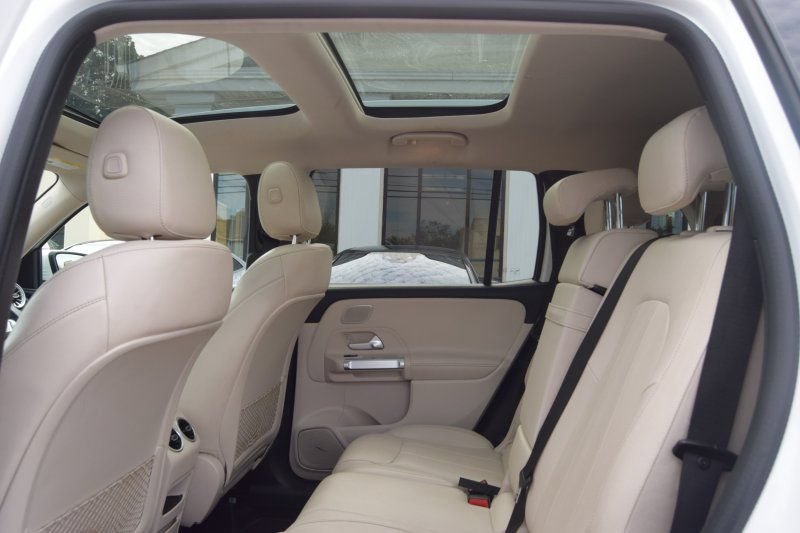 Used 2023 Mercedes-Benz GLB 250 4MATIC w/ Premium Package image 33