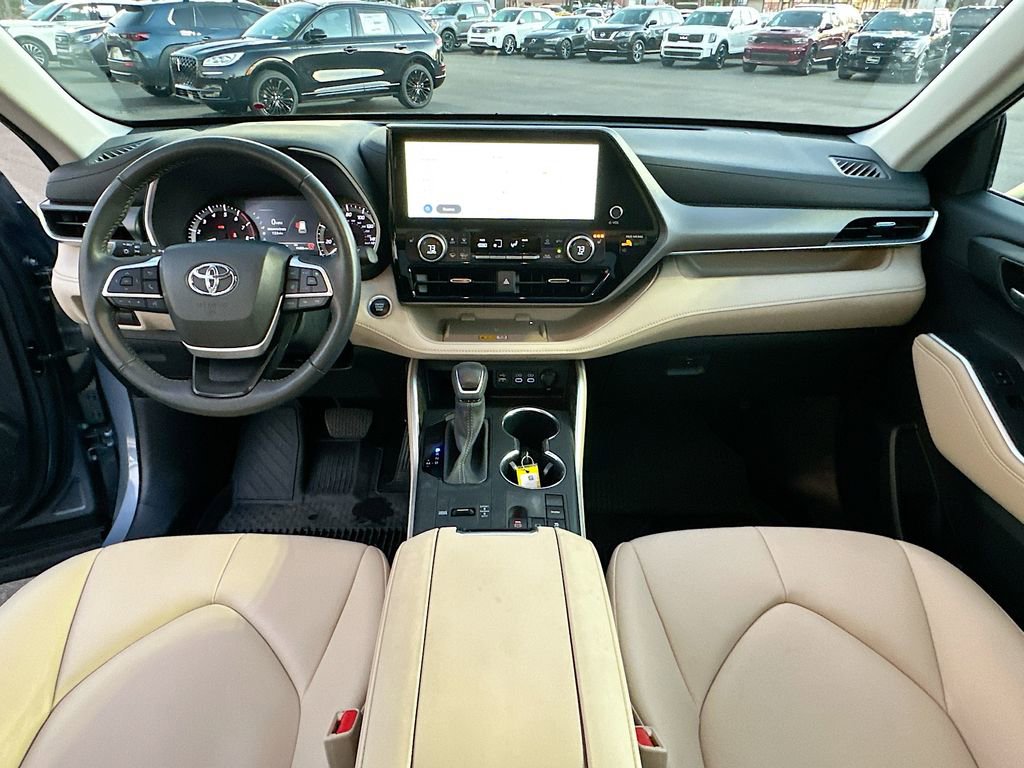 Used 2024 Toyota Highlander XLE image 3