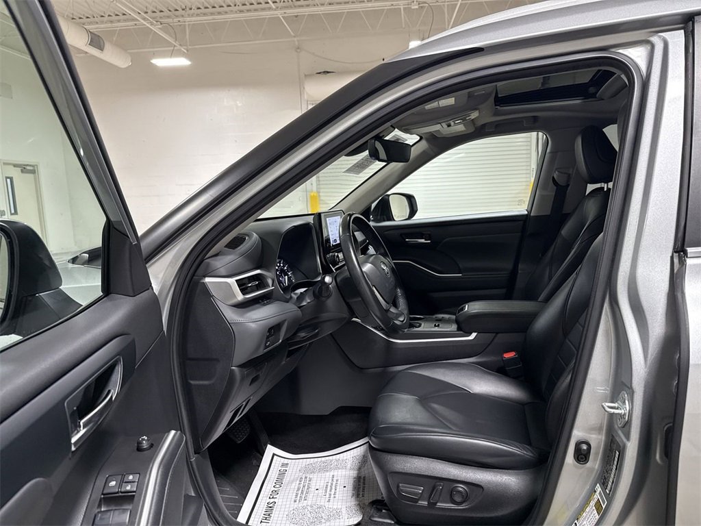 Used 2023 Toyota Highlander XLE image 19