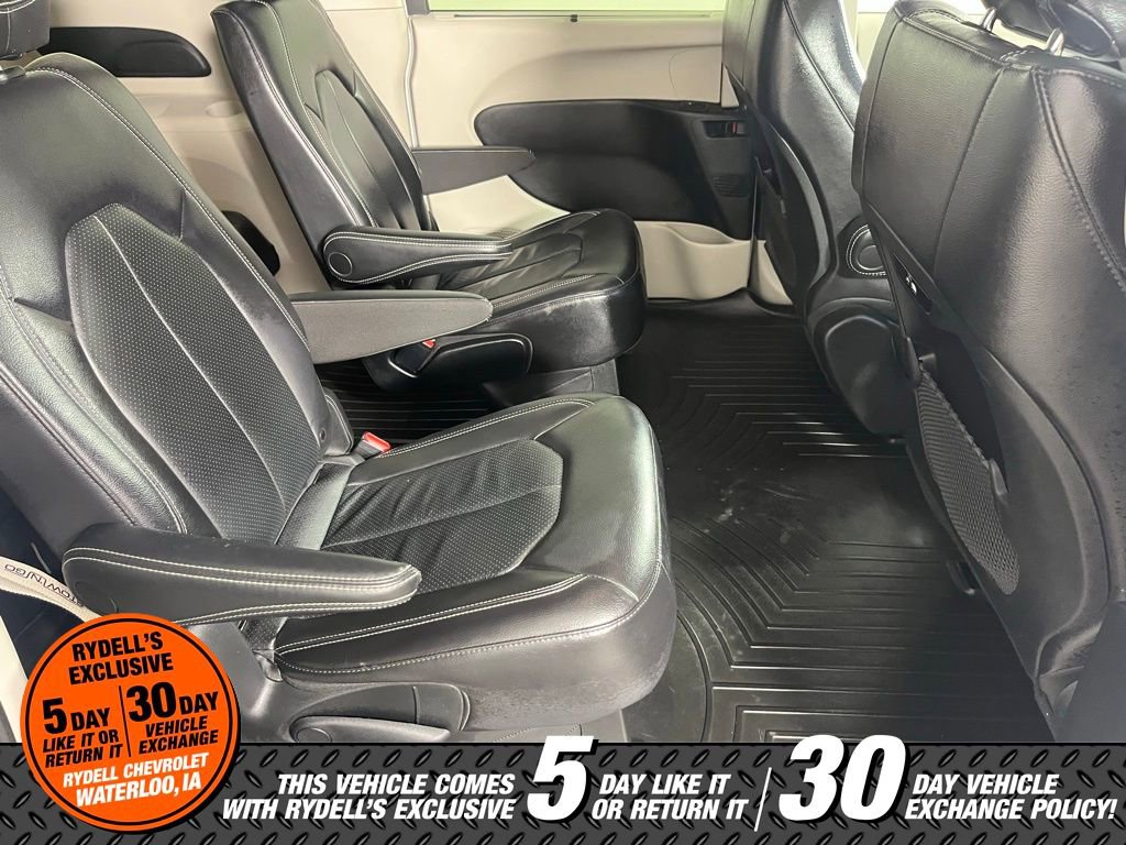 Used 2022 Chrysler Pacifica Touring-L image 16