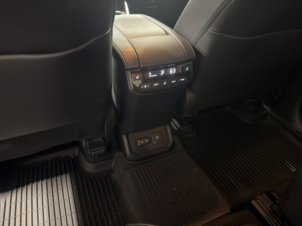 Used 2024 Toyota Highlander Platinum image 18