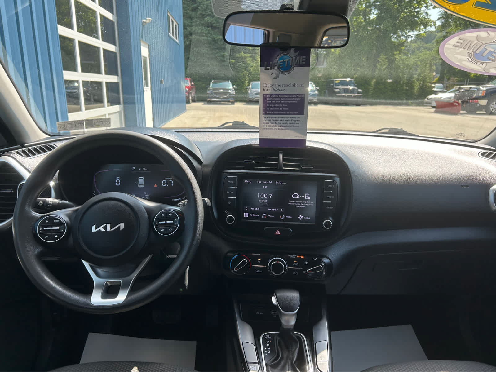 Used 2023 Kia Soul LX w/ LX Technology Package FWD image 8