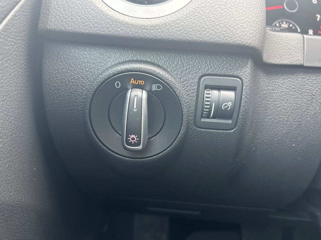 Used 2016 Volkswagen Tiguan S image 16